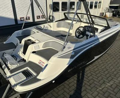 open sportboot bij loods