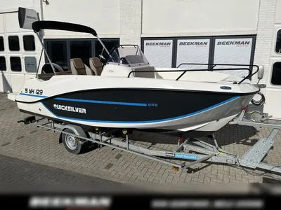 consoleboot op trailer buiten