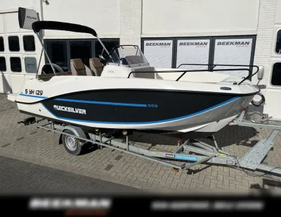 consoleboot op trailer bij showroom