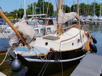 houten zeeschouw in jachthaven