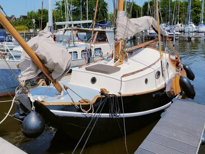 houten zeeschouw afgemeerd in jachthaven