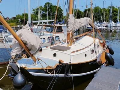 zeeschouw aangemeerd in jachthaven