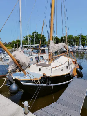 houten zeeschouw afgemeerd in jachthaven