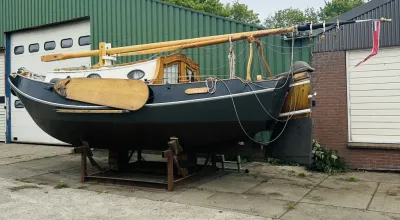 zeeschouw op de kant bij loods