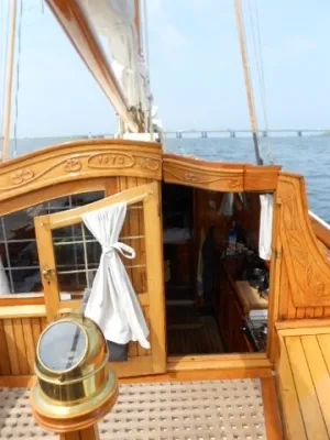 houten kuip en kajuit ingang op het water