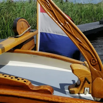 achterdek met houtsnijwerk en Nederlandse vlag