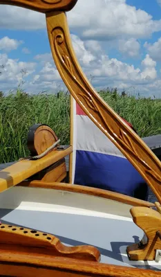 houtsnijwerk van boot met vlag en steiger
