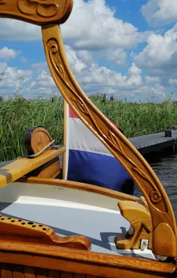 details van houten boot en vlag bij steiger