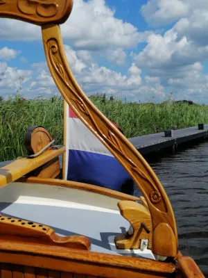 houtsnijwerk en achterdek van boot