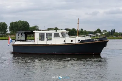 motorjacht zijkant op water