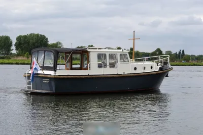 motorjacht met zwarte romp op rivier