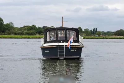 achteraanzicht van motorboot op rivier
