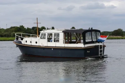 motorjacht op rivier met zwarte romp