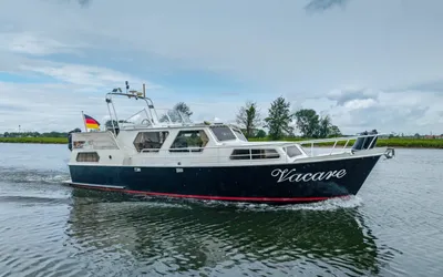 Motorjacht varend op water