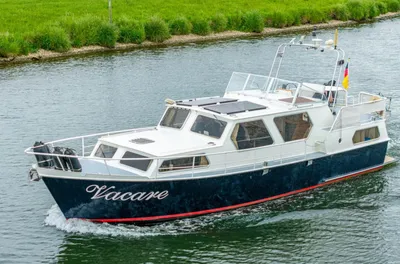 motorjacht op water bij grasoevers
