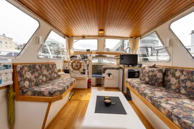 interieur salon met stuurstand en banken