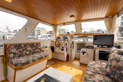 interieur van kajuit met stuurstand