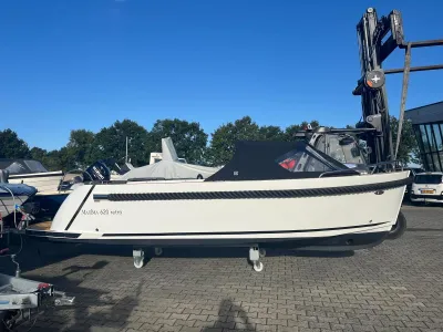 witte tender op trailer op kade