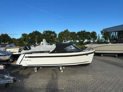 retro tender op trailer in jachthaven