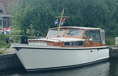 motorboot afgemeerd bij steiger