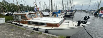 klassieke motorboot naast steiger