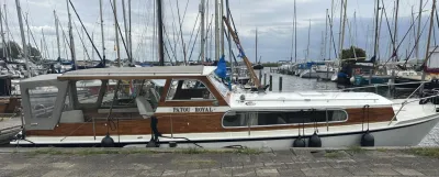 motorjacht afgemeerd in jachthaven