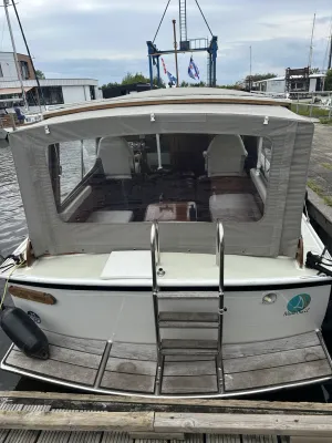 achteraanzicht van boot in jachthaven