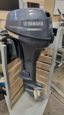 buitenboordmotor op standaard
