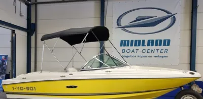 Gele speedboot in showroom