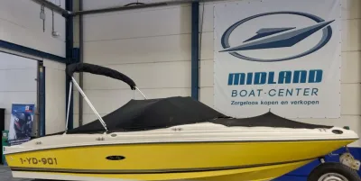 gele motorboot met afdekking in hal