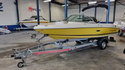gele speedboot in loods op trailer
