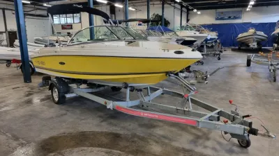 Gele open boot op trailer in binnenhal