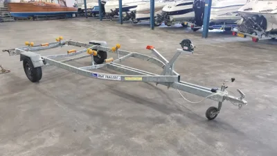 boottrailer in hal op betonnen vloer