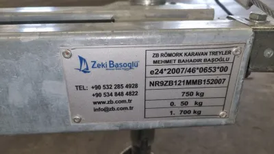 identificatieplaat op metalen trailer