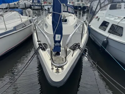 boeg van zeilboot in haven