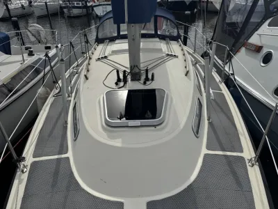voorkant dek van zeiljacht in jachthaven