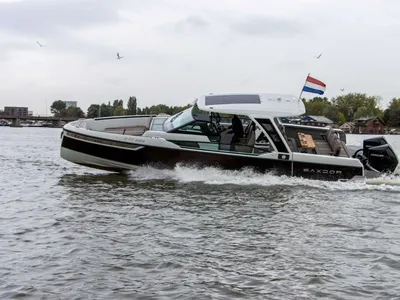 snel motorjacht op open water
