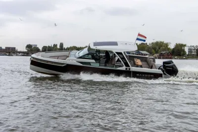 snel motorjacht op open water