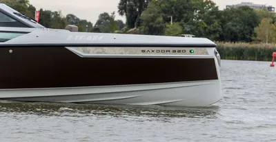 zijaanzicht van boeg van motorboot