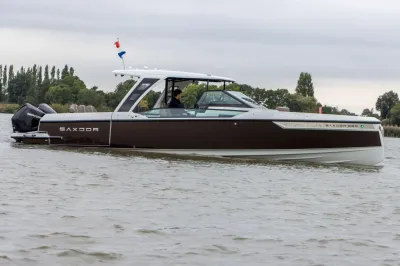 motorboot op water met cabine