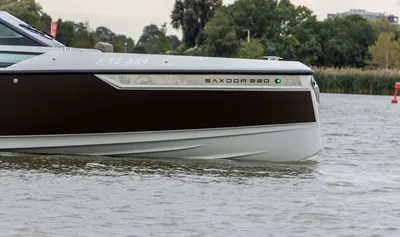 zijaanzicht van bootromp op het water