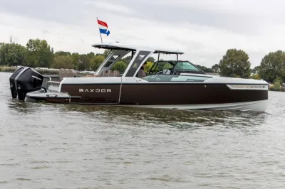 motorboot in profiel op rustig water