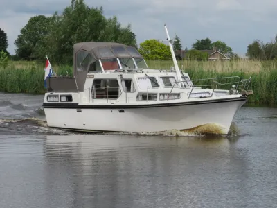 motorjacht op rustig water
