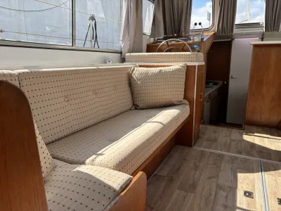 interieur van salon met zitbank en stuurstand