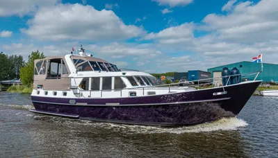motorjacht op water bij kade