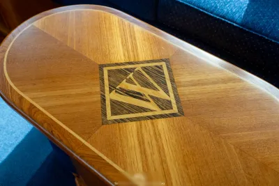 teakhouten tafelblad met inleg in jachtinterieur