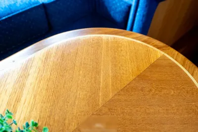 houten tafel en gestoffeerde bank binnen