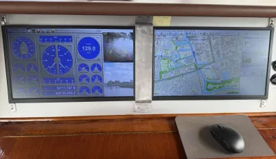 twee displayschermen met navigatie en kaart