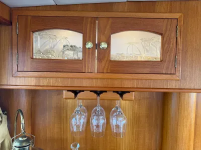 teakhouten kast met glazen en ophangrek