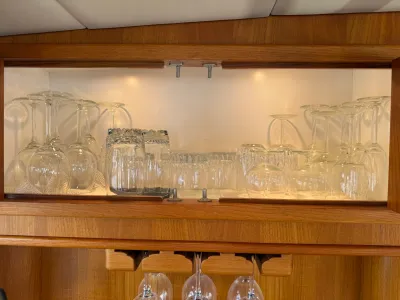 glazen en houten kastinterieur